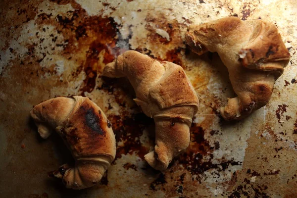 Dolci Croissant Cioccolato Attenzione Selettiva Sul Vecchio Sfondo Vintage Croissant — Foto Stock