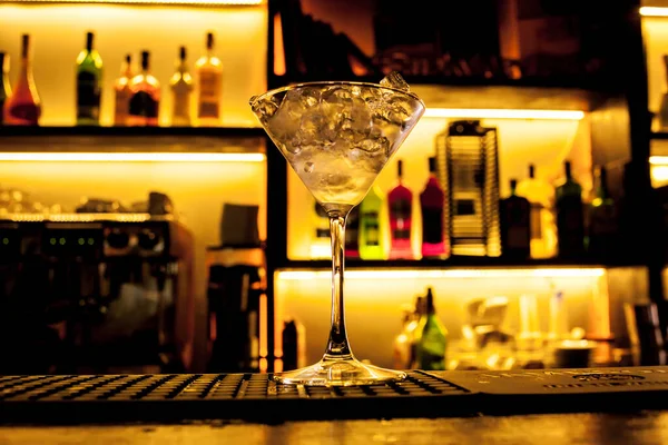 Arka planda buzlu kokteyl bardakları ve arka planda tatil ışıkları olan kokteyller. Margarita kokteyli.