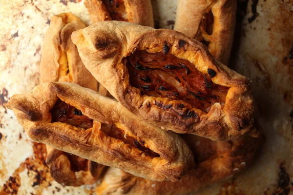 Pâtisserie Torsadée Farcie Chou Sur Table Pirozhki Russe Ouvert Galettes — Photo