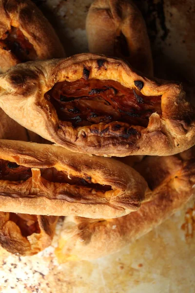 Pâtisserie Torsadée Farcie Chou Sur Table Pirozhki Russe Ouvert Galettes — Photo