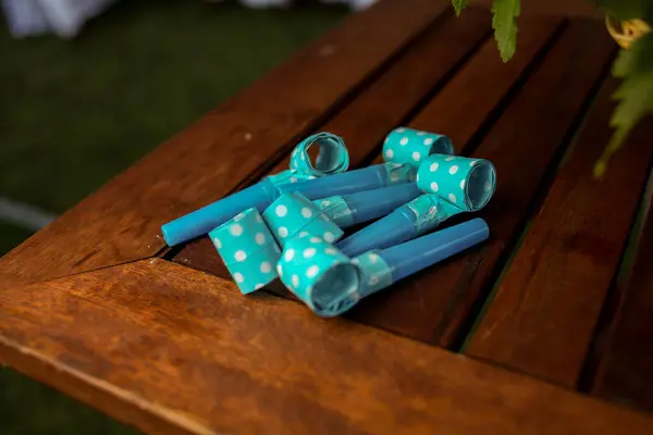 Ahşap arka planda bir sürü tatil borusu var. Ahşap arka planda tatil mavisi borular. yumuşak odak 