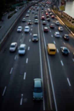 Soyut resim, yoğun trafik. Görüntü arkaplan özeti için bulanıklaştırılmış ve trafiğin bir parçası olabilir. Bulanık arkaplan soyut ve şehirdeki trafik haberlerine örnekleme olabilir