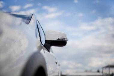 Çarpıcı, beyaz spor arabanın önü. Araba yolda. Tasarım elementi. Yeni temiz beyaz spor arabanın farları, bir parça kaput ve siyah tekerlekle agresif bir şekle sahip.