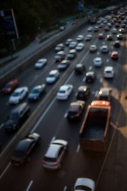 Soyut resim, yoğun trafik. Görüntü arkaplan özeti için bulanıklaştırılmış ve trafiğin bir parçası olabilir. Bulanık arkaplan soyut ve şehirdeki trafik haberlerine örnekleme olabilir