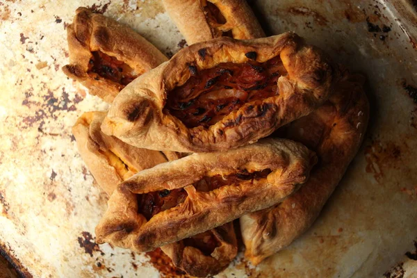 Pasticceria Contorta Farcita Con Cavolo Sul Tavolo Pirozhki Aperto Russo — Foto Stock