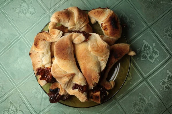 Dolci Croissant Cioccolato Attenzione Selettiva Sul Vecchio Sfondo Vintage Croissant — Foto Stock