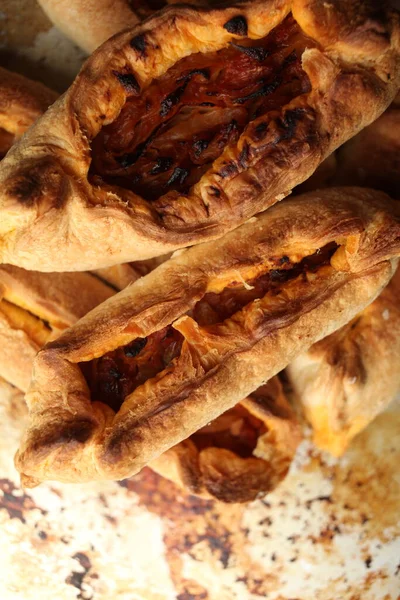 Pasticceria Contorta Farcita Con Cavolo Sul Tavolo Pirozhki Aperto Russo — Foto Stock