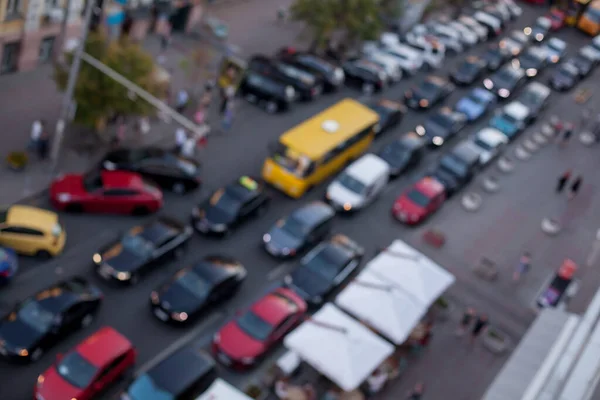 Soyut resim, yoğun trafik. Görüntü arkaplan özeti için bulanıklaştırılmış ve trafiğin bir parçası olabilir. Bulanık arkaplan soyut ve şehirdeki trafik haberlerine örnekleme olabilir