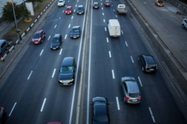 Soyut resim, yoğun trafik. Görüntü arkaplan özeti için bulanıklaştırılmış ve trafiğin bir parçası olabilir. Bulanık arkaplan soyut ve şehirdeki trafik haberlerine örnekleme olabilir