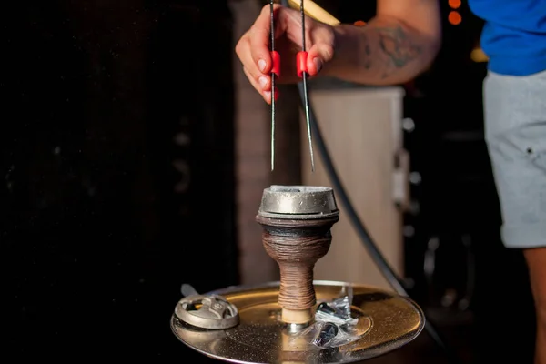 Nargile, kömür, sıcak, shisha, kıvılcım. Alev alev yanan nargileden kıvılcımlar. Kasede nargile tütünü. Kırmızı kömürlü Shisha nargile. Nefes almaktan kıvılcımlar.
