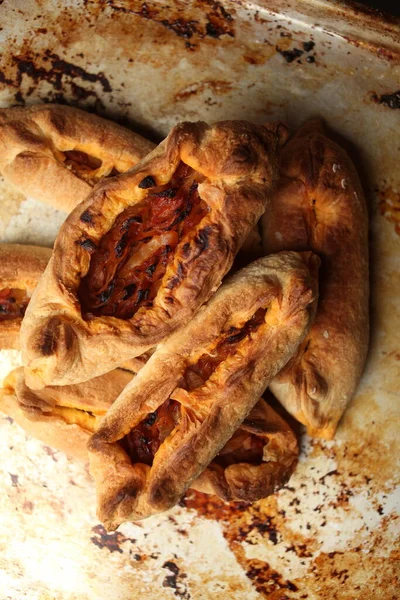 Pasticceria Contorta Farcita Con Cavolo Sul Tavolo Pirozhki Aperto Russo — Foto Stock