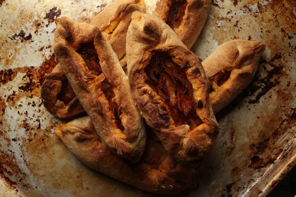 Pâtisserie Torsadée Farcie Chou Sur Table Pirozhki Russe Ouvert Galettes — Photo