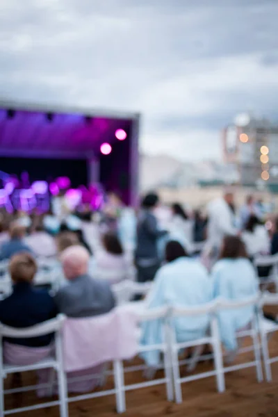 Люди Дивляться Концерт Класичної Музики Розмиті Молоді Дорослі Жінки Чоловіки — стокове фото