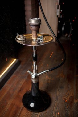 Nargile, kömür, sıcak, shisha, kıvılcım. Alev alev yanan nargileden kıvılcımlar. Kasede nargile tütünü. Kırmızı kömürlü Shisha nargile. Nefes almaktan kıvılcımlar.