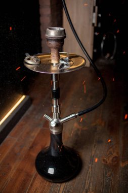 Nargile, kömür, sıcak, shisha, kıvılcım. Alev alev yanan nargileden kıvılcımlar. Kasede nargile tütünü. Kırmızı kömürlü Shisha nargile. Nefes almaktan kıvılcımlar.