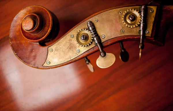 木製の背景にバイオリン バイオリンと暗い木製のテーブルの上に弓 木の背景にヴィンテージ風のバイオリン 旧バイオリンの詳細 焦点を合わせて 写真を閉じて — ストック写真