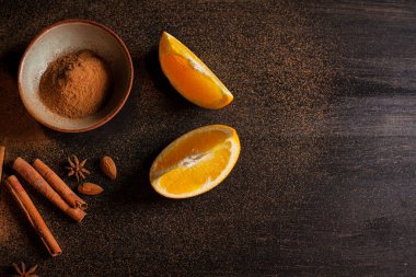 Lokantada servis edilecek sıcak şarap hazırlığı. Şefler barının hazırlığında sıcak şarap..