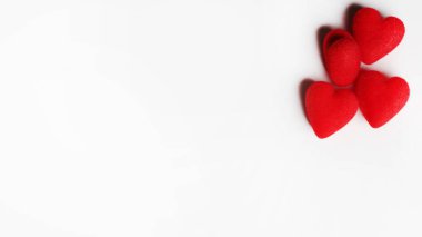 Kırmızı kalp beyaz arka planda izole edilmiş. Kırmızı dekoratif kalp beyaz arka planda izole, üst manzara, yazı için yer. Sevgililer Günü için kavram, Anneler Günü.