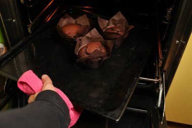 Koyu siyah arka planda ev fırınında çikolatalı kek. Menü makbuzu kitap tasarımı için iyi. Koyu arkaplanda çikolatalı kek. Fırında çikolatalı çörekler var.