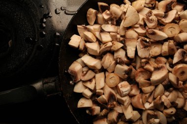 Bir tavada mantar parçaları. Tavada çiğ mantar parçaları. çiğ mantar pişirmek