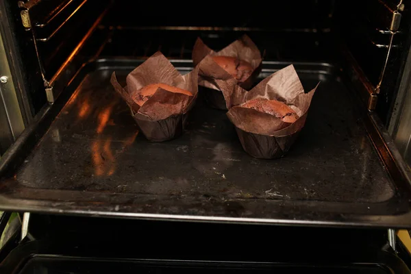 Pastel Chocolate Fondant Pastel Horno Casero Sobre Fondo Negro Oscuro — Foto de Stock