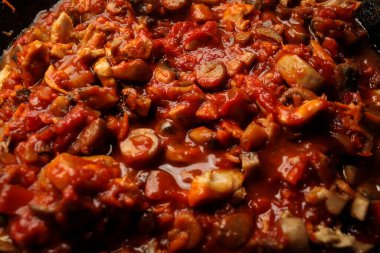 Vejetaryen mantarları, nohut güveci, siyah arka planda demir bir tavada, üst manzara. Sağlıklı vejetaryen gıda konsepti. Vejetaryen biberi. 