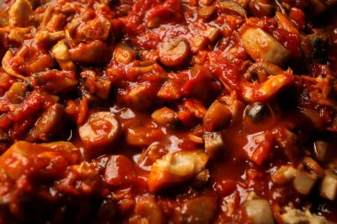 Vejetaryen mantarları, nohut güveci, siyah arka planda demir bir tavada, üst manzara. Sağlıklı vejetaryen gıda konsepti. Vejetaryen biberi. 