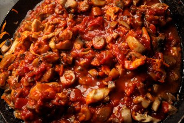 Vejetaryen mantarları, nohut güveci, siyah arka planda demir bir tavada, üst manzara. Sağlıklı vejetaryen gıda konsepti. Vejetaryen biberi. 