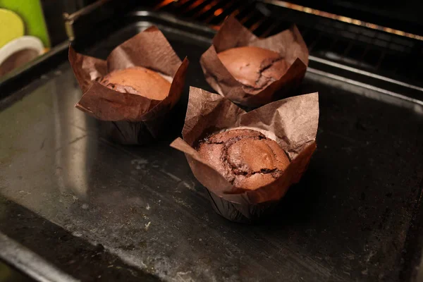 Pastel Chocolate Fondant Pastel Horno Casero Sobre Fondo Negro Oscuro — Foto de Stock