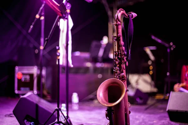 Saxofonní Nástroj Jevišti Foto Zblízka Zlatý Saxofon Stojí Pódiu Vedle — Stock fotografie