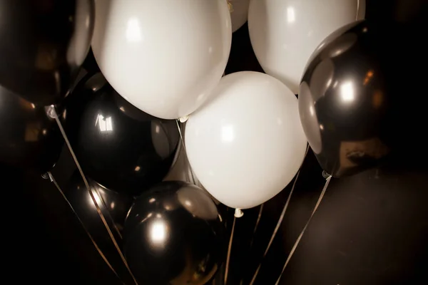 Balões Pretos Brancos Sobre Fundo Preto Escuro Conceito Celebração Balões — Fotografia de Stock