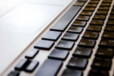 Klavye ve touchpad 'e yakın çekim. Soyut defter yakın plan. Teknoloji, iş ya da eğitim kavramı. Laptopun dokunmatik dokunmatik dokunmatik dokunmatik ile çalış, yüzeysel odaklan. Siyah klavyeli bir dizüstü bilgisayar