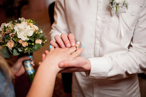 Novomanželé Vyměňují Prsteny Ženich Dává Prsten Nevěstě Ruku Matrice Snubní — Stock fotografie