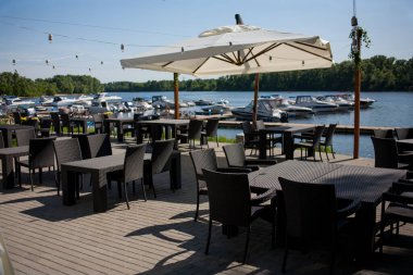 Yat limanının kıyısındaki yazlık barın içi..