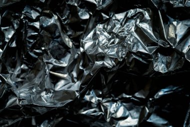 Alüminyum buruşuk folyo doku arka planı. Hediyeler için ambalaj kağıdının parçası.. 