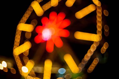 Noel arkaplanı. Kutlama geçmişi. Doğum günü geçmişi. Bokeh çözünmüş ışık ve yıldızları, sarı, altın, turuncu, mor, yeşil, mavi renkleri olan şenlikli soyut arkaplan