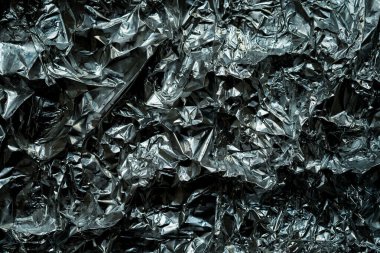 Alüminyum buruşuk folyo doku arka planı. Hediyeler için ambalaj kağıdı. Menekşe mavisi renkli alüminyum folyo. Metal buruşmuş kağıt pejmürde ve tozlu. Dekoratif arkaplan kavramı. 