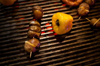 Izgara sosis barbeküsü, ızgarada kızarmış domuz pastırması ızgarada kırmızı biber, ızgarada pastırmalı fırında patates. Izgarada ızgara sosis. Izgarada Bavyera sosisi