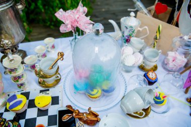 Çay seremonisi için tatil temalı masa. Şekerli masa. Şekerli çay. Alice Harikalar Diyarında Masası