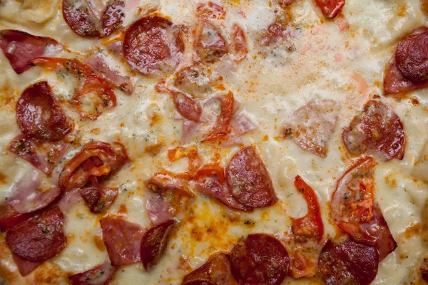 Sosisli, biberli ve peynirli bir dilim lezzetli pizza.