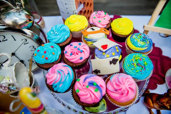 Çay seremonisi için tatil temalı masa. Şekerli masa. Şekerli çay. Alice Harikalar Diyarında Masası