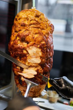 Shawarma, tükürükte kuzu eti. Sokak yemeği. Döner tükürük kebabı. Türkiye 'nin sokak yemekleri.