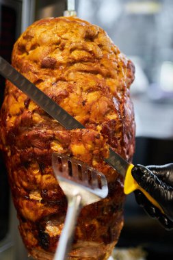 Shawarma, tükürükte kuzu eti. Sokak yemeği. Döner tükürük kebabı. Türkiye 'nin sokak yemekleri.