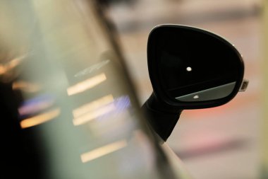 Aynalar, beyaz araba. Bokeh arka planına sahip yeni beyaz bir arabanın dikiz aynaları.