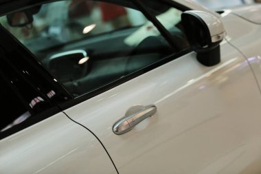 Beyaz bir arabanın kapı kolu, yumuşak odaklı. beyaz otomobil sapı. 