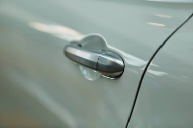 Beyaz bir arabanın kapı kolu, yumuşak odaklı. beyaz otomobil sapı. 