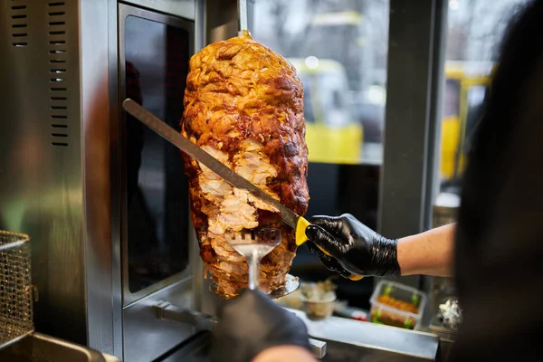 Shawarma Lam Een Spuug Straatvoedsel Doner Kebab Aan Een Draaiende Rechtenvrije Stockfoto's