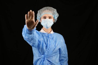 Hemşire, doktor koronavirüsü durdurma işaretini gösterir. 2021 salgını. Coronavirüs 'ü durdurun. COVID-19. Karantinaya alın. Avrupa 'da koronavirüs, dünya. Coronavirus aşısı