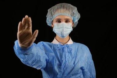 Hemşire, doktor koronavirüsü durdurma işaretini gösterir. 2021 salgını. Coronavirüs 'ü durdurun. COVID-19. Karantinaya alın. Avrupa 'da koronavirüs, dünya. Coronavirus aşısı