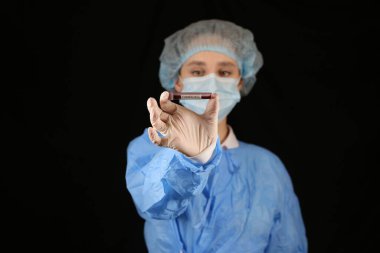 Bir hemşire, üzerinde koronavirüs pozitif kan örneği olan bir test tüpü tutuyor. 2021 salgını. Coronavirüs 'ü durdurun. COVID-19. Koronavirüs aşısı. Karantinaya alın. Avrupa 'da koronavirüs, dünya.